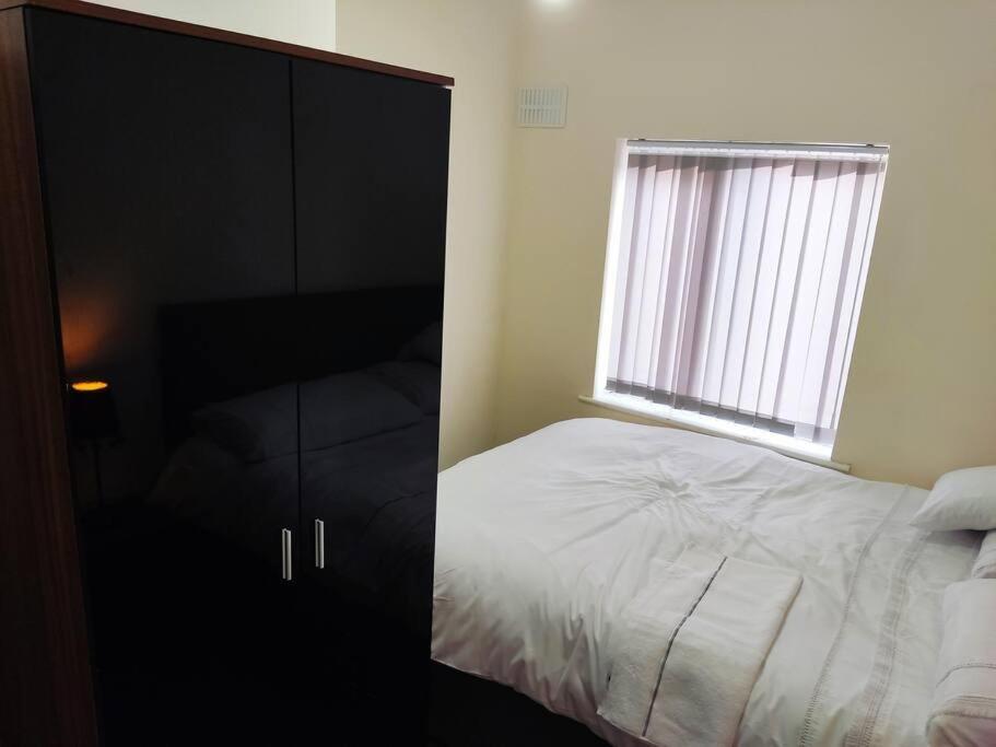 Cheerful 2-Bedroom Home With Off Street Parking Blackpool Buitenkant foto
