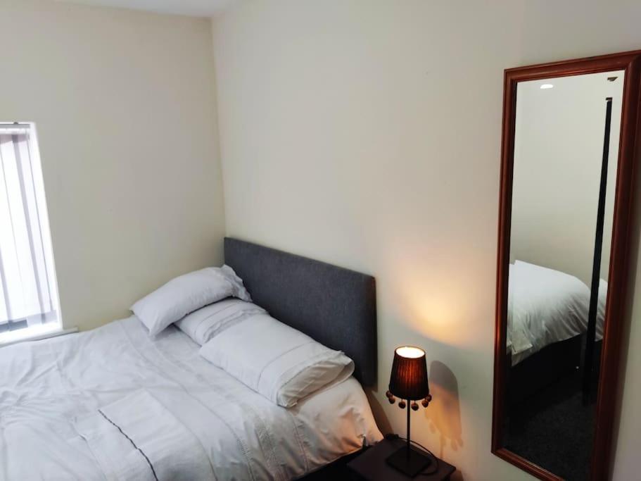 Cheerful 2-Bedroom Home With Off Street Parking Blackpool Buitenkant foto