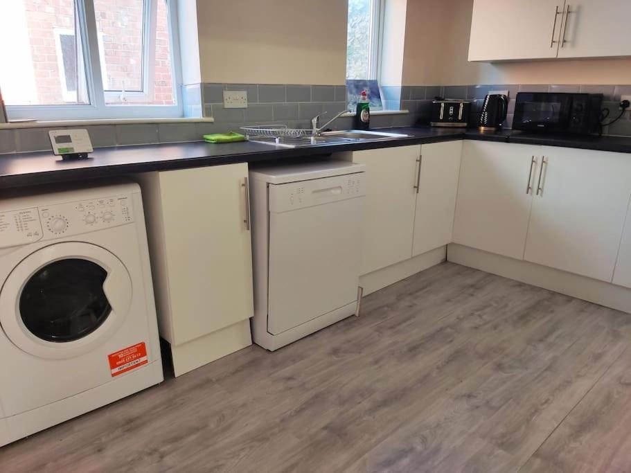 Cheerful 2-Bedroom Home With Off Street Parking Blackpool Buitenkant foto