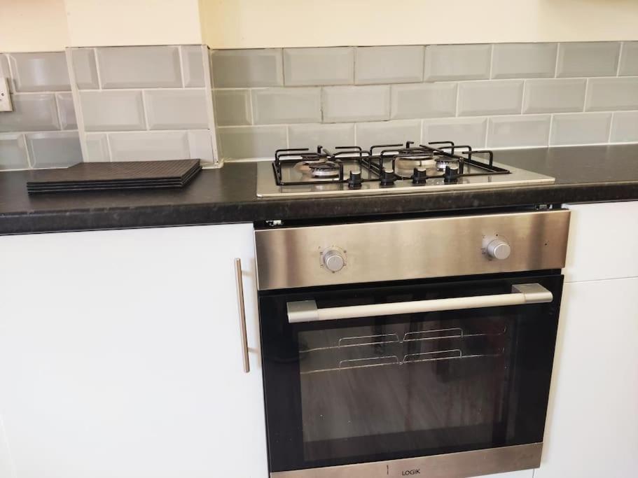 Cheerful 2-Bedroom Home With Off Street Parking Blackpool Buitenkant foto