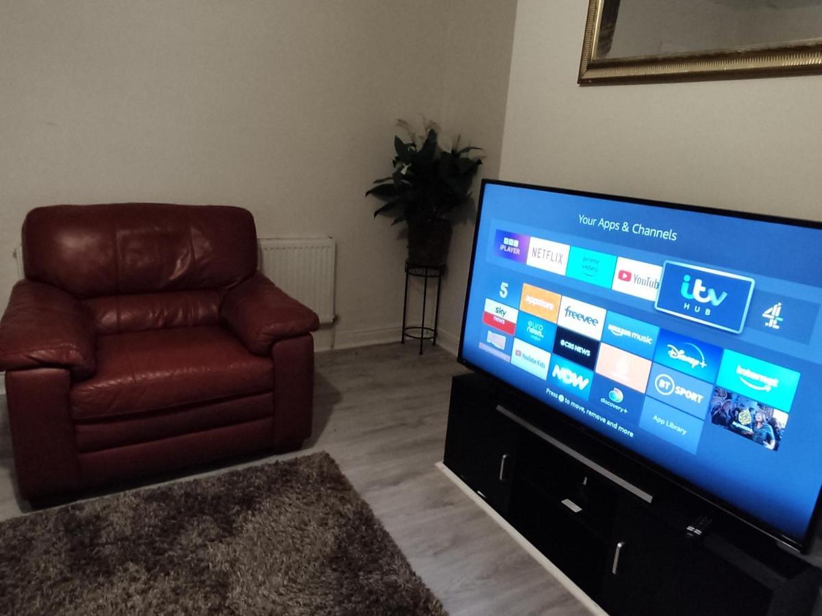 Cheerful 2-Bedroom Home With Off Street Parking Blackpool Buitenkant foto